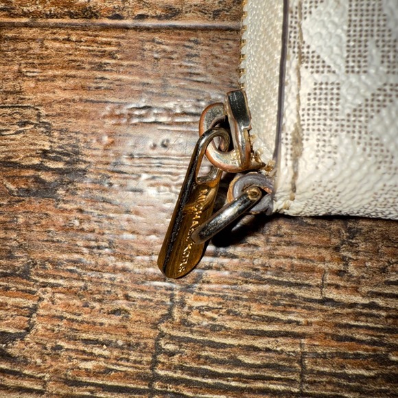 MICHAEL KORS MK Signature PVC Travel Continental Zip Around Wallet - Picture 3 of 9